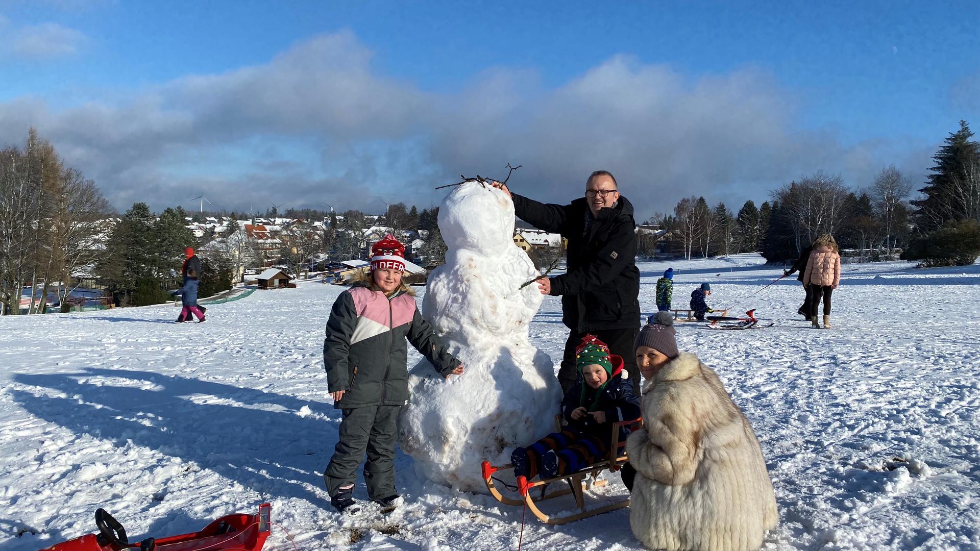 Hey Mister Snowman: Familie Jurcevic aus Waldbronn ist zum Rodeln auf den Dobel gekommen. Für einen Mann in weiß hat die Schneedecke auch gereicht.