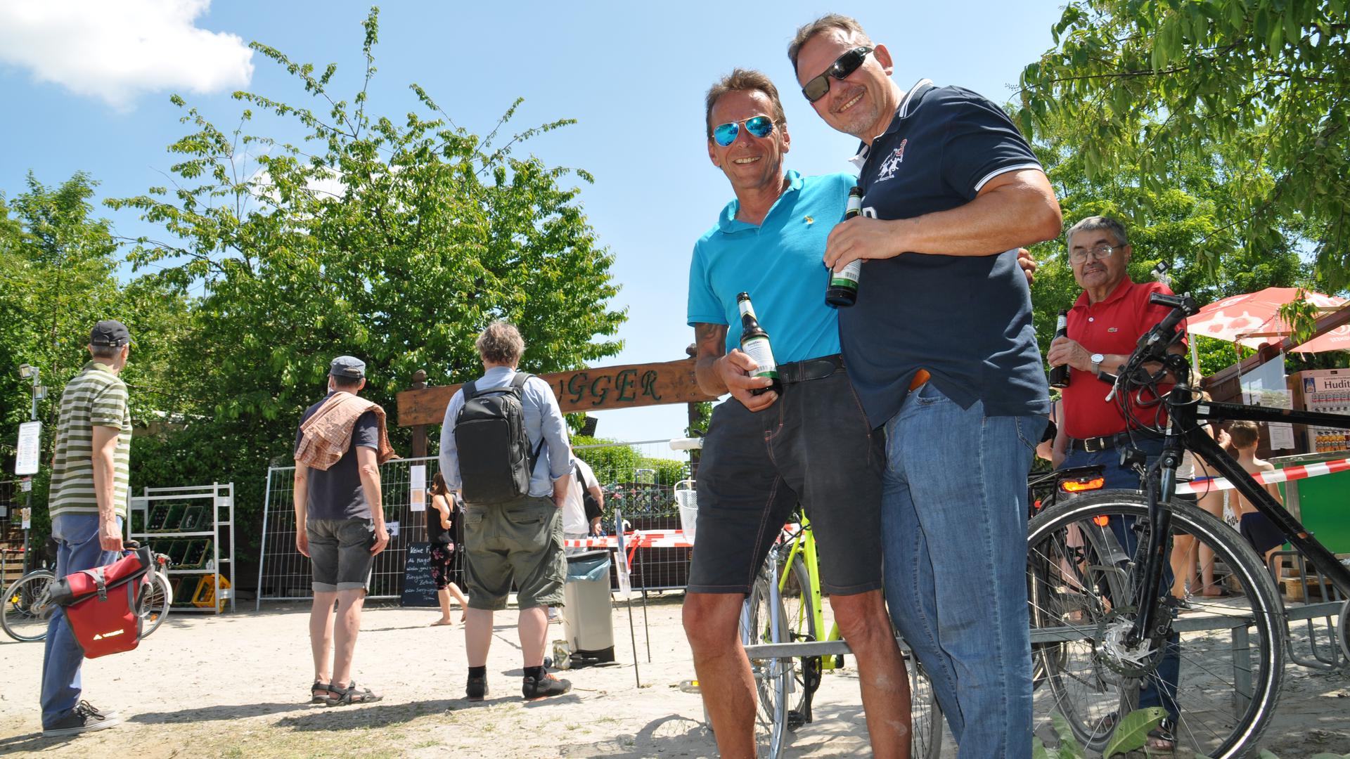 Reduzierter Vatertag: Die Freunde Jürgen Kistner (links) und Micha Grob machen einen Zwischenstopp bei der To-Go-Getränkeausgabe am „Seegugger“ am Epplesee.