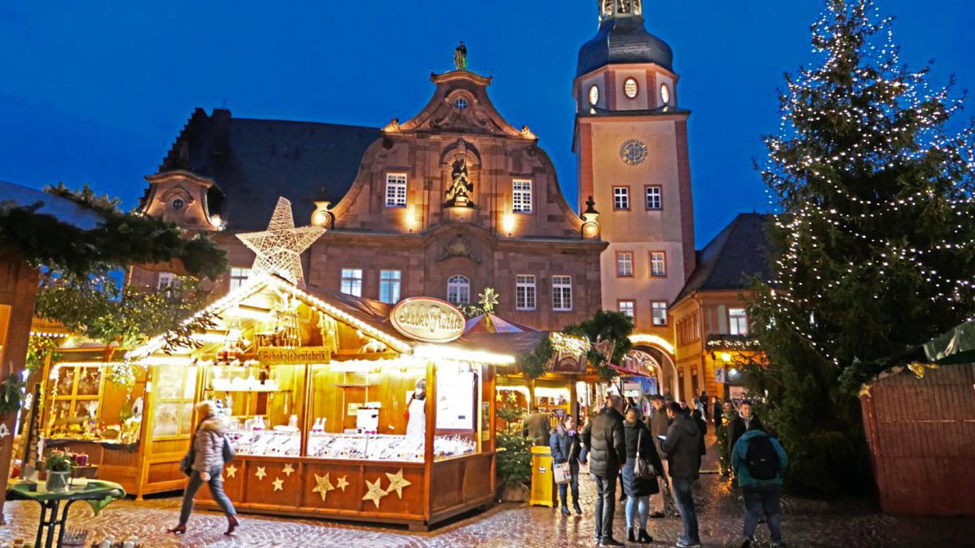 Lichterglanz vor historischer Kulisse: Der Ettlinger Sternlesmarkt lädt zum Bummel in der Altstadt ein. 40 Buden sind noch bis 29. Dezember geöffnet.