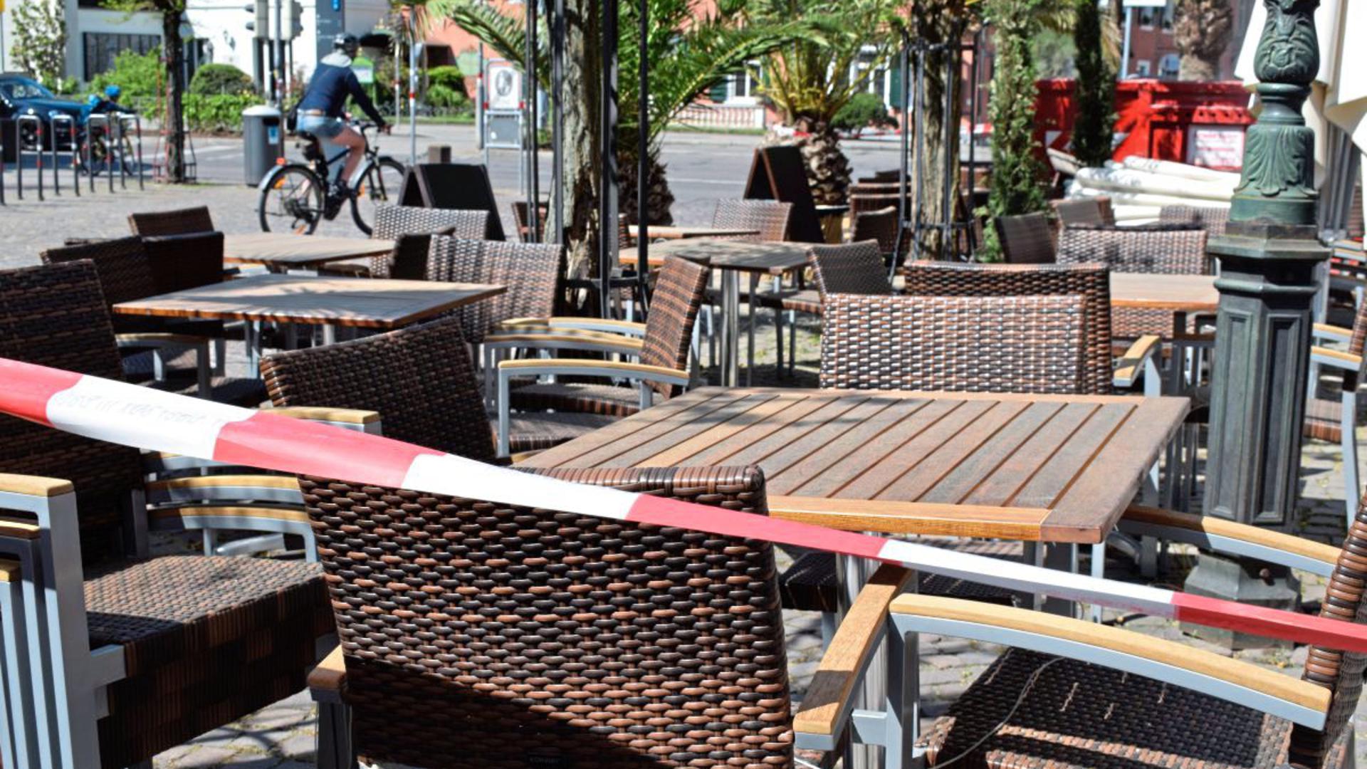 Sperrzone: Die Terrassen der Cafés und Restaurants in der Altstadt bleiben weiter menschenleer.