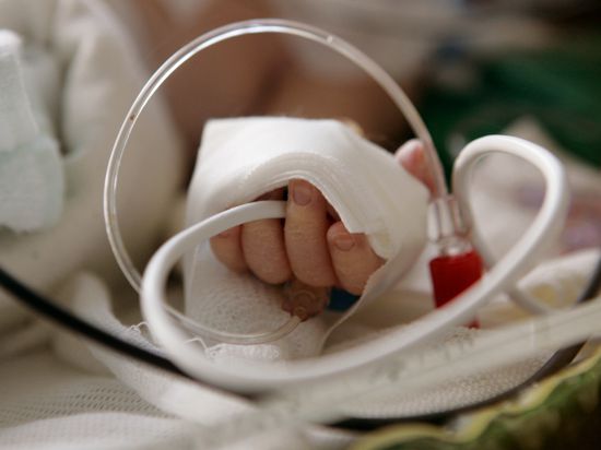 Kleiner Patient: Marie Müllers Sohn bekommt nach der Geburt eine Lungenentzündung. Er hängt mehrere Wochen an einem Beatmungsgerät in der Kinderklinik in Landau.