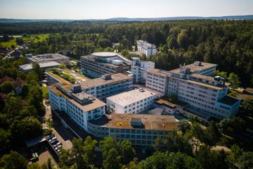 Das SRH Klinikum Karlsbad-Langensteinbach aus der Vogelperspektive