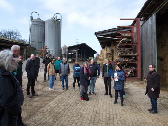 Etwa 25 Landwirte aus der Region diskutierten auf dem Milchhof Knodel mit den Landtagsabgeordneten Barbara Saebel und Martina Braun (2. Und 5. von links)