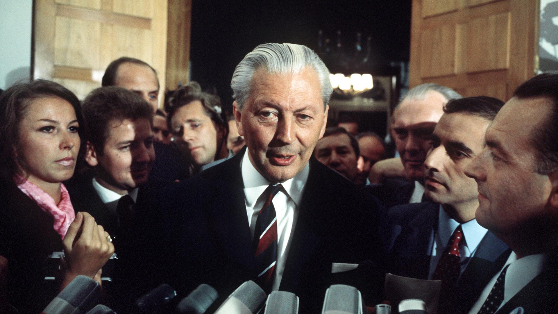 ARCHIV - Bundeskanzler Kurt Georg Kiesinger (CDU) wird am Wahlabend 28.9.1969 im Kanzleramt in Bonn von Vertretern der Presse umringt.