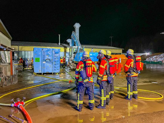 Die Feuerwehrleute trugen bei ihrem Einsatz in Karlsbad-Ittersbach Atemschutz.