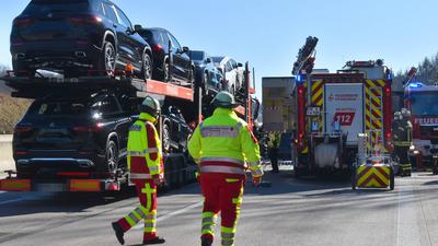 Zwischen zwei Lkw ist am Montagvormittag ein Pkw auf der A8 eingeklemmt worden. Die Autobahn ist zwischen den Anschlussstellen Karlsbad und Pforzheim-West gesperrt.