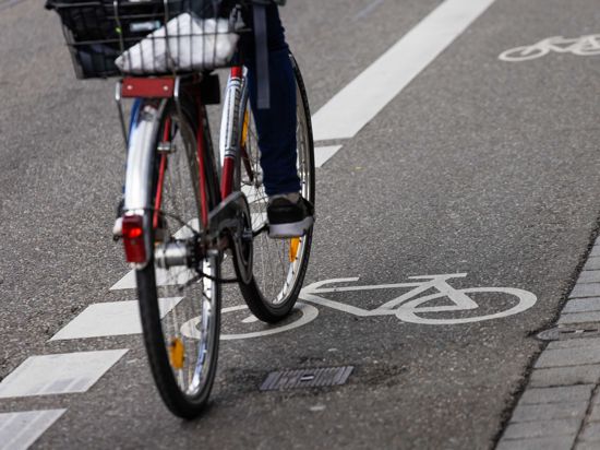 Ein Radfahrer fährt auf einem Fahrrad-Schutzstreifen.