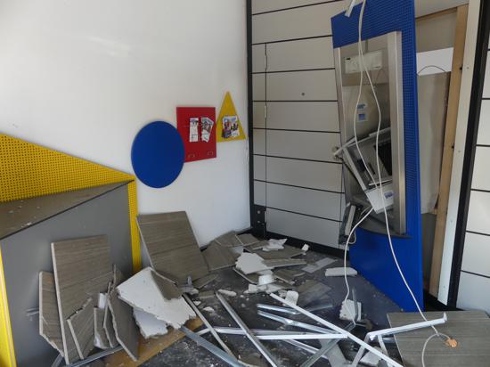 Bild der Verwüstung: Unbekannte haben in der Nacht von Sonntag auf Montag einen Geldautomaten in der Benzstraße in Karlsbad-Langensteinbach gesperrt.