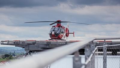 Schnelle Hilfe: Ein Notfall-Helikopter landet auf dem Dach des SRH-Klinikums in Karlsbad-Langensteinbach. 