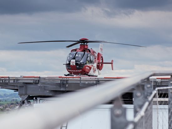 Schnelle Hilfe: Ein Notfall-Helikopter landet auf dem Dach des SRH-Klinikums in Karlsbad-Langensteinbach. 