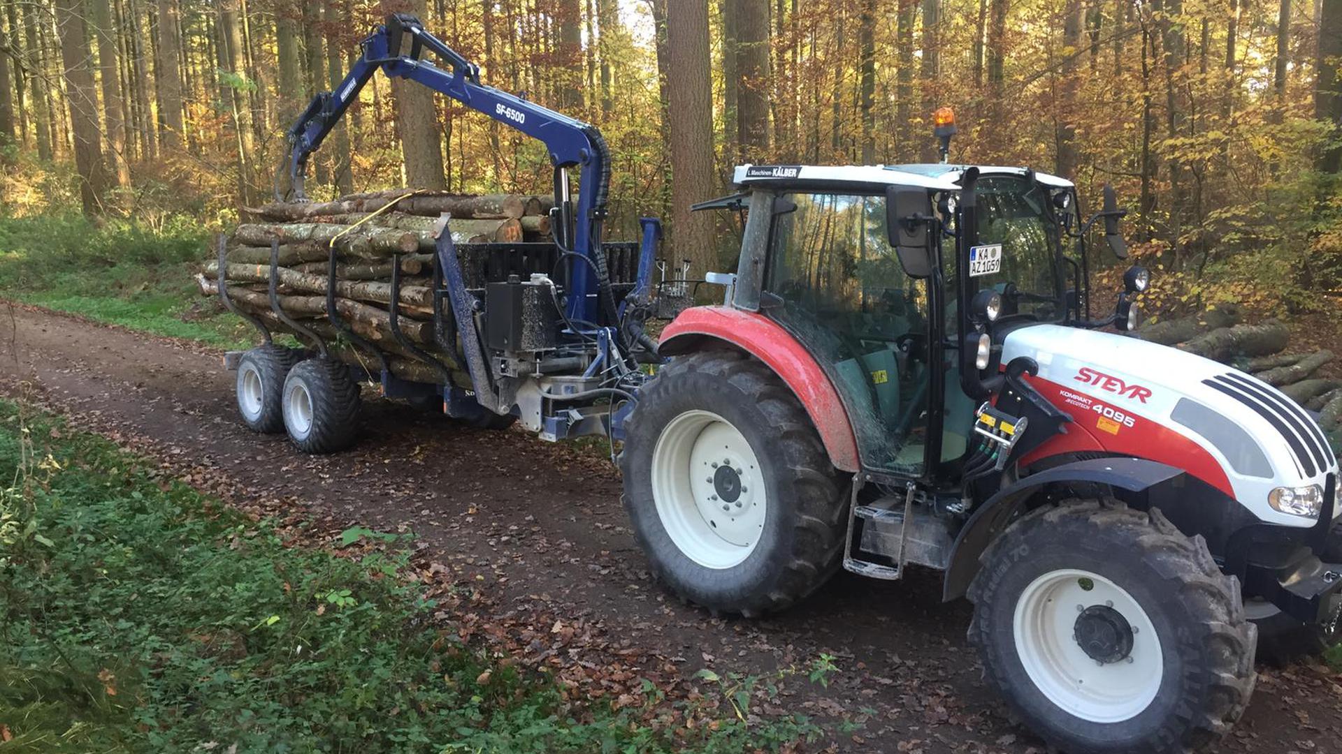 Die Mutschelbacher Holzhändler Reinisch und Ziegler sind mit schwerem Gerät im Wald bei Karlsbad unterwegs.