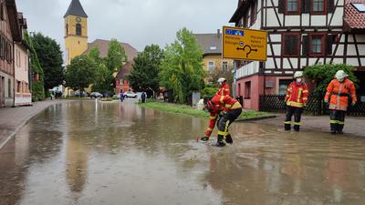 Überschwemmte Hauptstraße in Langensteinbach 
