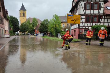 Überschwemmte Hauptstraße in Langensteinbach 
