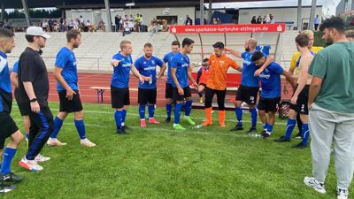 Die Spieler des SV Langensteinbach II besprechen bei einer Partie die Taktik. Bisher erzielte der SVL II in 13 Spielen 74 Treffer.