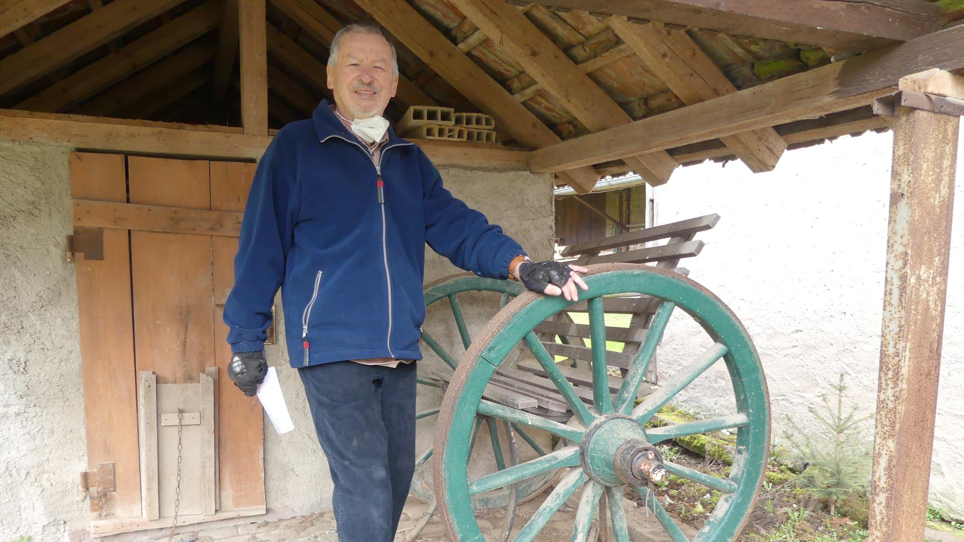 Gerne zeigt David Keppler in Mutschelbach historische landwirtschaftliche Gerätschaften. Die Achse mit den Holzrädern wurde als Sitzbank umgestaltet. Die Radnarben dieser Räder wurden vor rund 300 Jahren mit Schmiere der Obermutschelbacher Schmierbrenner eingerieben.