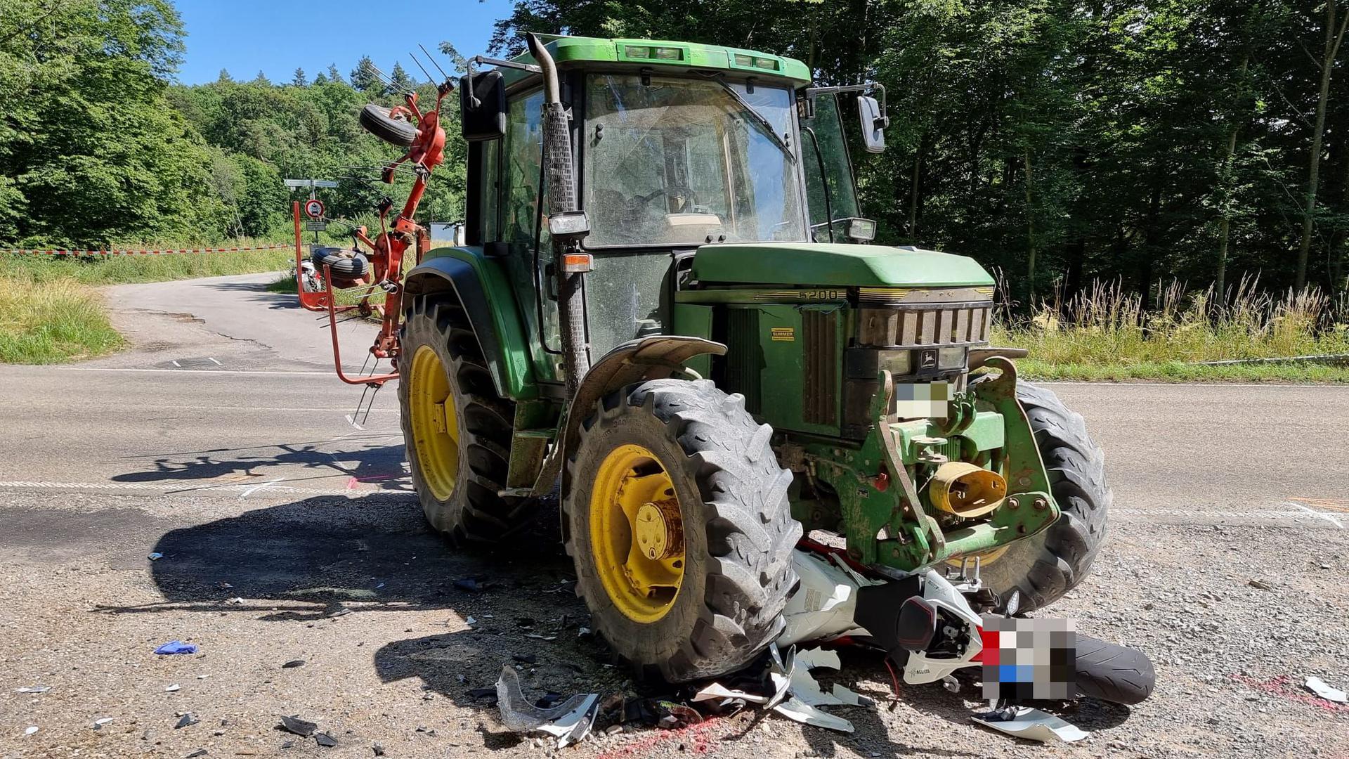 Ein Motorradfahrer ist in Karlsbad mit einem Traktor kollidiert und bei dem Unfall ums Leben gekommen.