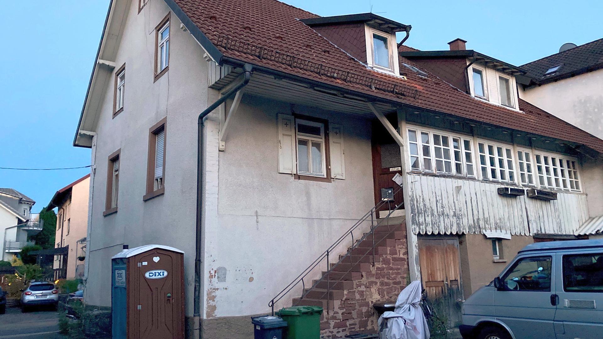 Marode ist die bisherige Obdachlosenunterkunft in der Hirtenstraße in Langensteinbach. Bei Abgängen wurde nicht neu belegt, zwei Menschen sind dort noch untergebracht.