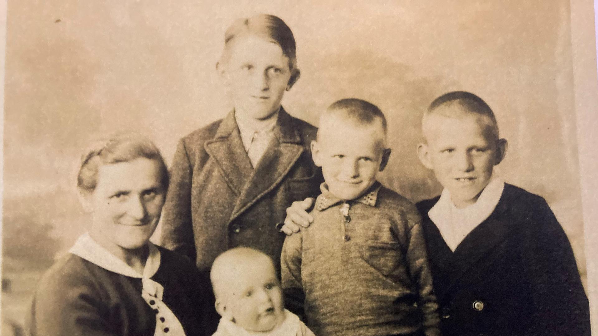 Historisches Familienfoto (eine Mutter mit ihren vier Söhnen)