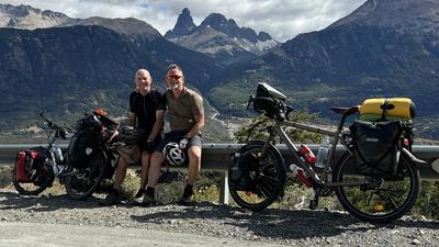 Auf zwei Rädern fährt Dietmar Rothfuß (rechts) durch Südamerika. Hier posiert er mit dem Engländer Wayne, der ihn sechs Wochen begleitet hat, fürs Foto.