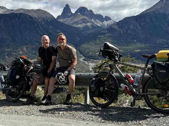 Auf zwei Rädern fährt Dietmar Rothfuß (rechts) durch Südamerika. Hier posiert er mit dem Engländer Wayne, der ihn sechs Wochen begleitet hat, fürs Foto.