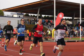 Start und Ziel des Karlsbader Volkslaufs ist der Sonotronic Sportpark. Insgesamt machen rund 450 Läufer mit.