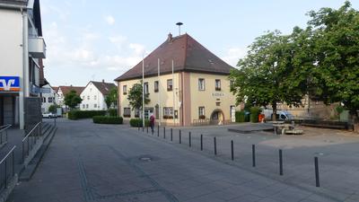 Zentraler Ort: Der Rathausplatz in Langensteinbach mit dem alten Rathaus als Sitz des Bürgermeisteramtes und Teile der Verwaltung. Links das neue Rathaus mit Hauptamt und Sitzungssaal.