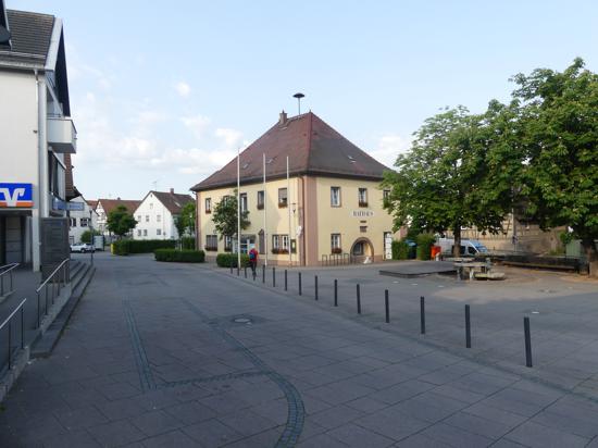 Zentraler Ort: Der Rathausplatz in Langensteinbach mit dem alten Rathaus als Sitz des Bürgermeisteramtes und Teile der Verwaltung. Links das neue Rathaus mit Hauptamt und Sitzungssaal.