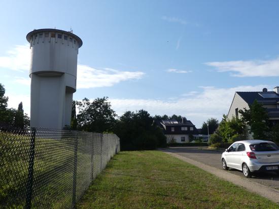 Blick auf den Wasserturm in Karlsbad-Spielberg, wo in den nächsten Tagen ein mobiler Funkturm installiert werden soll.