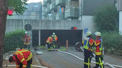 Die Feuerwehr ist nach dem Löschen des Feuers noch mit der Belüftung der Tiefgarage in Karlsbad beschäftigt.