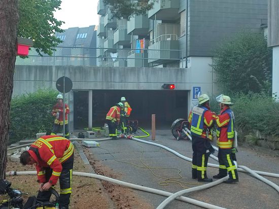 Die Feuerwehr ist nach dem Löschen des Feuers noch mit der Belüftung der Tiefgarage in Karlsbad beschäftigt.