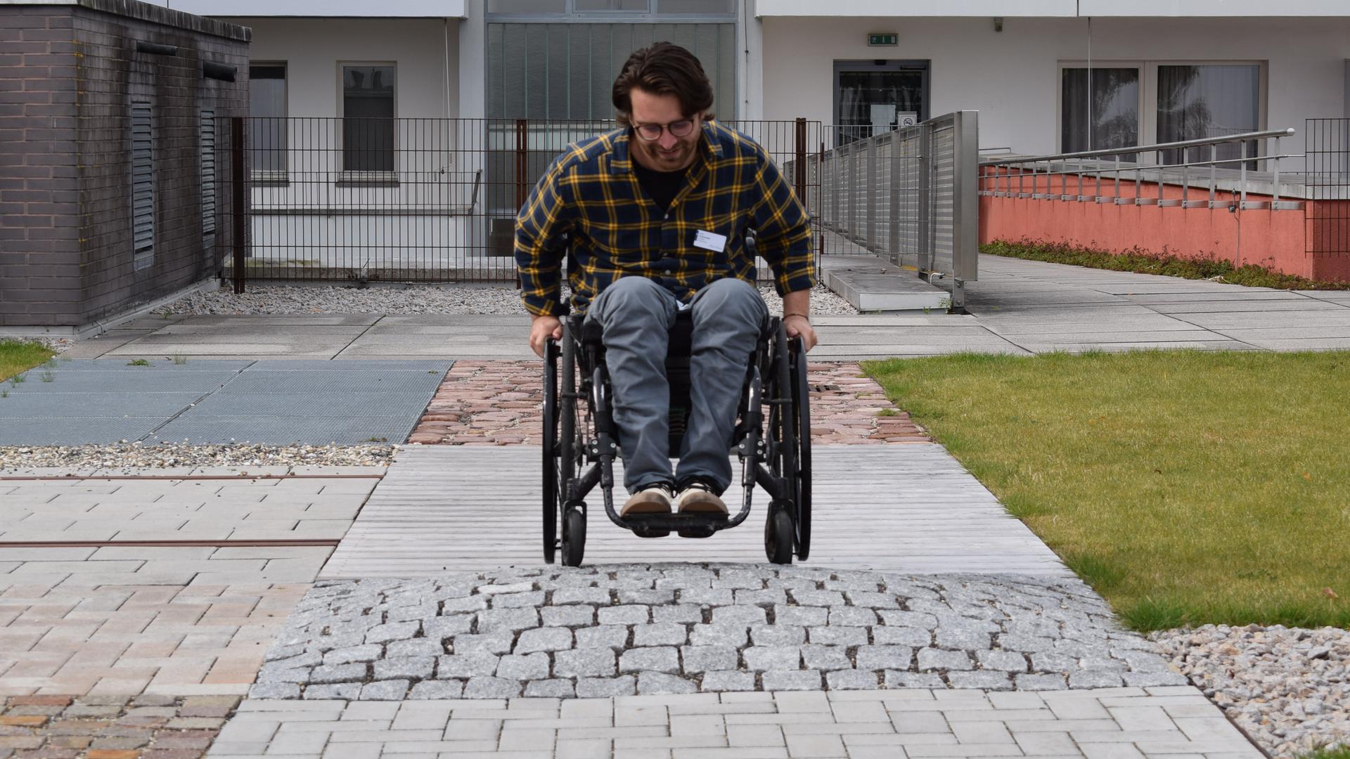 Mit Schwung über den Hügel: Für Tim Blessing sind Hindernisse wie dieses im Rollstuhlparcours auf dem Dach des SRH-Klinikums kein Problem mehr. Seit acht Jahren sitzt der 26-Jährige im Rollstuhl.
