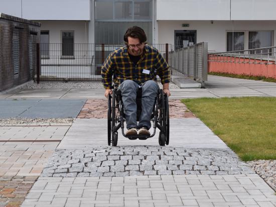 Mit Schwung über den Hügel: Für Tim Blessing sind Hindernisse wie dieses im Rollstuhlparcours auf dem Dach des SRH-Klinikums kein Problem mehr. Seit acht Jahren sitzt der 26-Jährige im Rollstuhl.