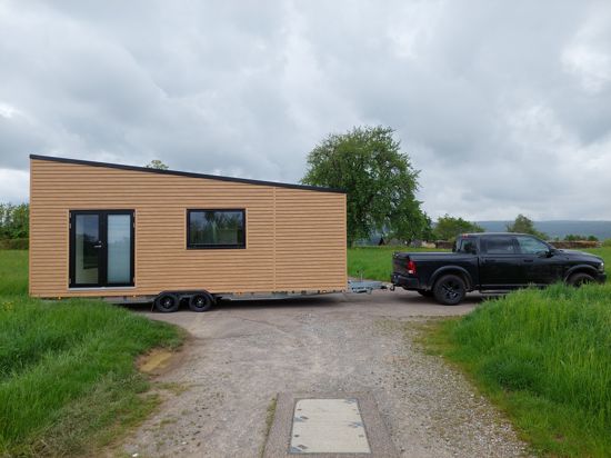 Jetzt ist es fertig: Mit dem Auto wird das Tiny House zum Campingplatz in Waldbronn-Etzenrot gebracht.