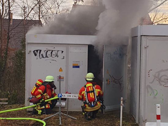 Die Karlsbader Feuerwehr ist schnell zur Stelle, um den Trafobrand am SRH Klinikum Karlsbad zu löschen.