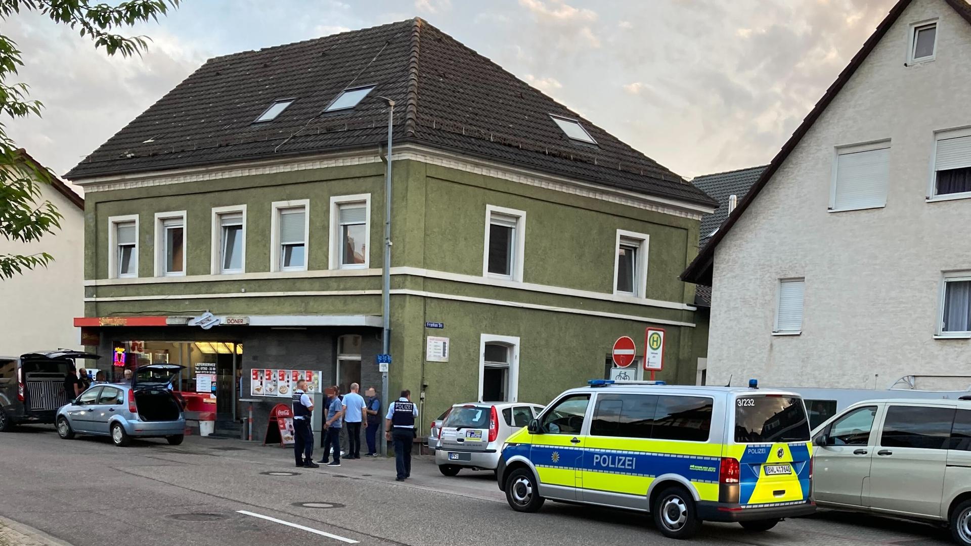 Aufsehenerregend war für Augenzeugen der Unfall in der Langensteinbacher Hauptstraße, in den zufällig ein Polizei-Hundeführer verwickelt war.