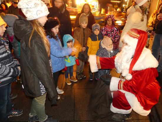 Bei der Eröffnung des Karlsbader Weihnachtsmarktes auf dem Rathausplatz in Langensteinbach verteilte der Nikolaus an die kleinen Besucher Dambedeis.