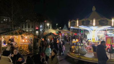 Rund um das Karussell gruppieren sich auf dem Karlsbader Weihnachtsmarkt die Hütten mit Kunsthandwerk oder kulinarischen Angeboten.