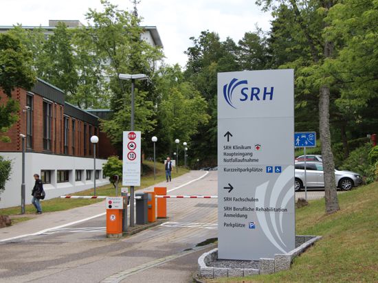 Ein Schild mit der Aufschrift SRH an der Einfahrt zu den Parkplätzen vor dem Klinikum
