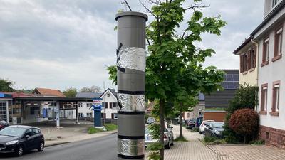 In der Pforzheimer Straße in Karlsbad-Langensteinbach wurde von Unbekannten ein Blitzgerät abgeklebt. 