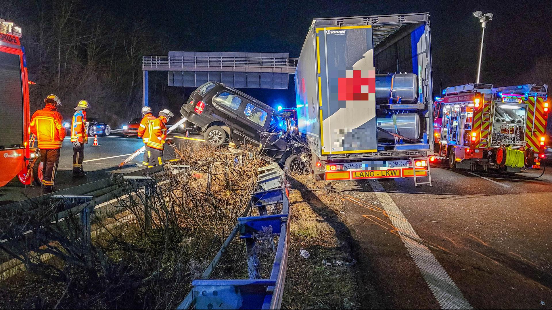 Ein Auto ist nach einem Unfall auf der A8 bei Karlsbad zwischen der Mittelleitplanke und einem Lkw eingekeilt.