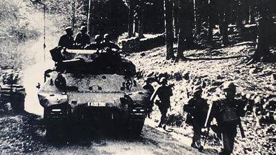 Mit Panzern rücken Besatzungskräfte im Albtal vor. Das Foto ist auf der Titelseite des Buchs „Die Karlsbader Orte im Krieg“ zu sehen, das die Heimatforscherin Hildegard Ried 2001 veröffentlicht hat. Am 8. April erreichten französische Truppen Karlsbad.