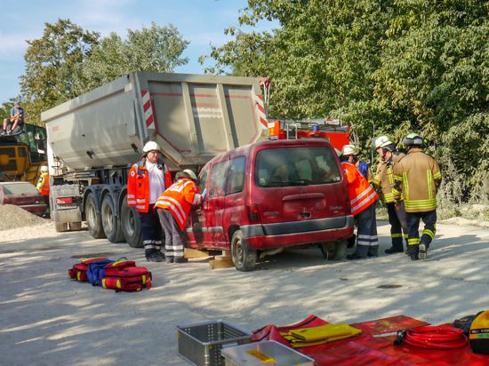 Das Einsatzszenario bei der Großübung der Feuerwehr Malsch war die Rettung von zwei Verletzten, die nach einem Auffahrunfall im Kieswerk in ihren Fahrzeugen eingequetscht waren. 