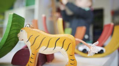 Ein Junge spielt in einer Kindertagestätte mit Bauklötzen und einem Spielzeugauto. Der Familienausschuss im NRW-Landtag beschäftigt sich am 14.05.2020 mit dem Regierungsbericht zum Kita-Betrieb in der Corona-Krise.