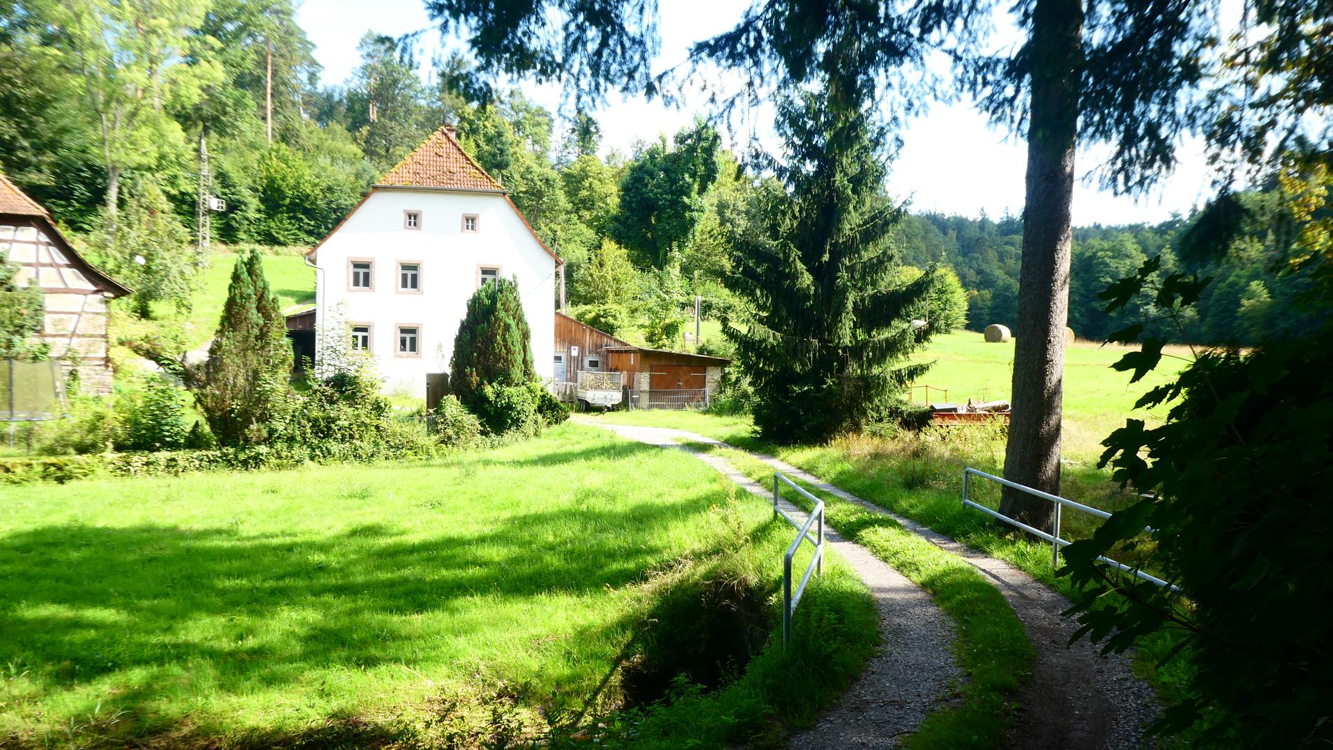 Die pittoreske Weimersmühle liegt auf der Strecke des Völkersbacher Rundwegs.