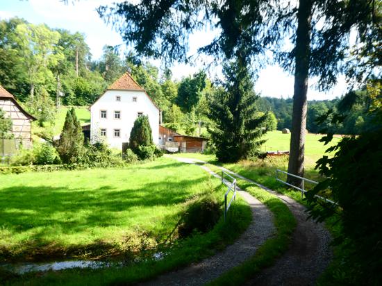 Die pittoreske Weimersmühle liegt auf der Strecke des Völkersbacher Rundwegs.