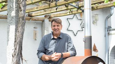 Bürgermeisterkandidat Markus Bechler steht im Garten seines Wohnhauses in Malsch.