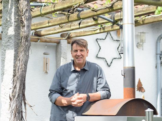 Bürgermeisterkandidat Markus Bechler steht im Garten seines Wohnhauses in Malsch.
