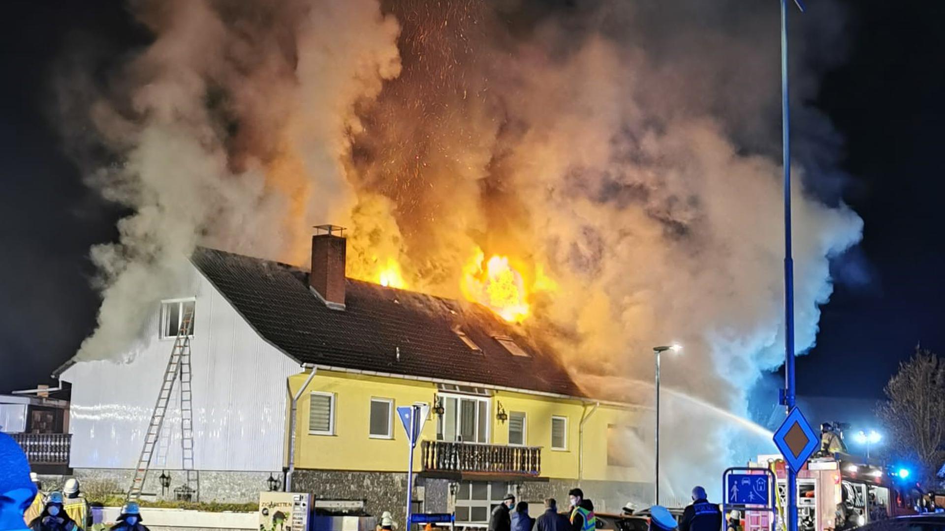 Meterhohe Rauchsäulen: Von weitem war das Feuer zu sehen, das in einem Wohnhaus im Malscher Ortskern wütete und neun Bewohner um ihr ganzes Hab und Gut brachte.
