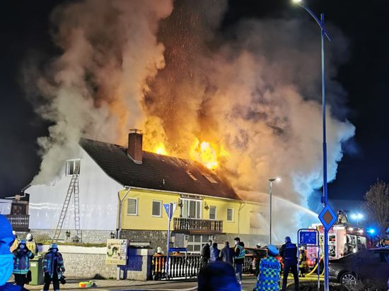 Meterhohe Rauchsäulen: Von weitem war das Feuer zu sehen, das in einem Wohnhaus im Malscher Ortskern wütete und neun Bewohner um ihr ganzes Hab und Gut brachte.