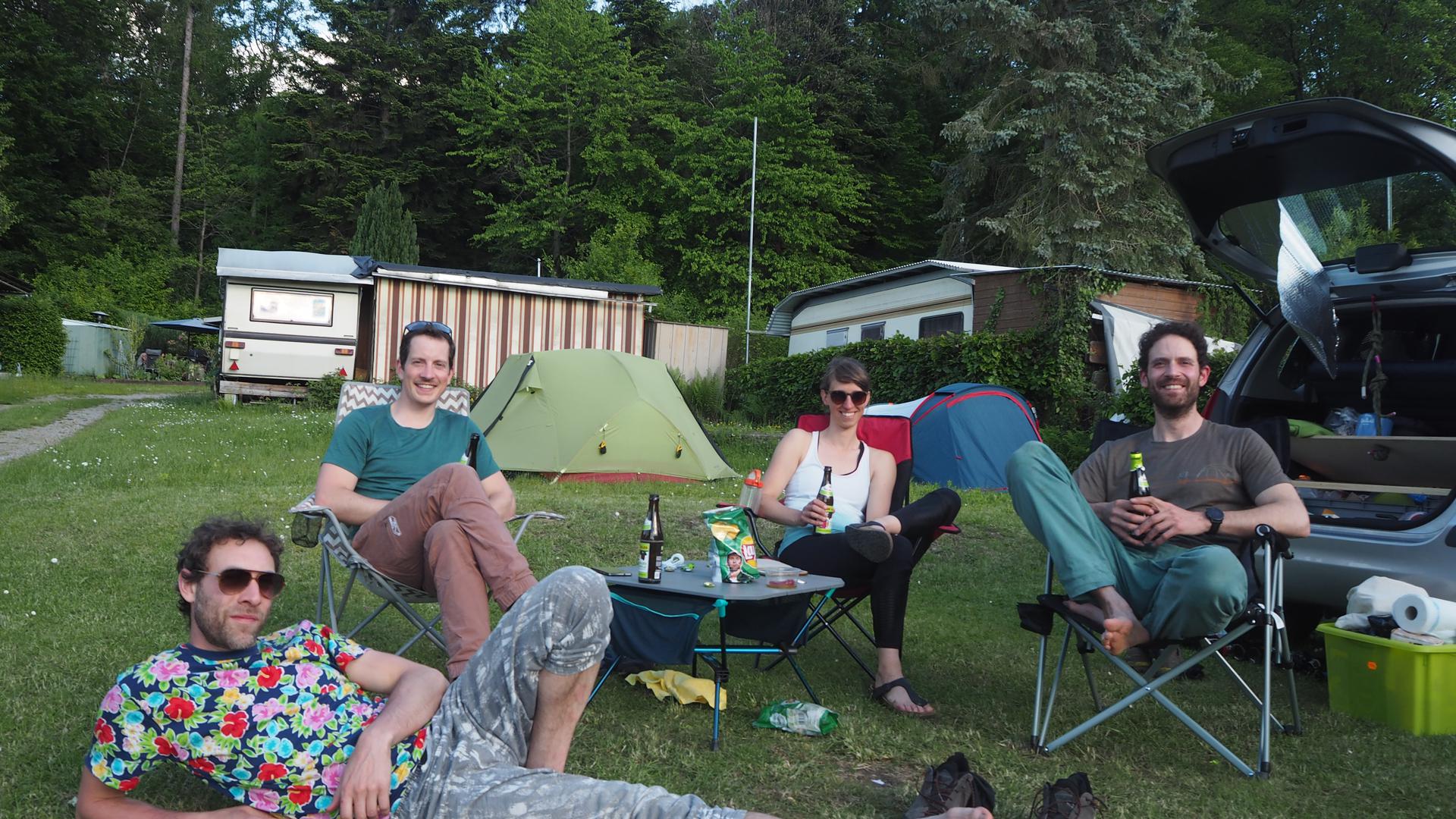 Mit dem Zelt aus dem Norden in den Süden: Aaron Wohmann (li.) ist mit Freunden zum Klettern in der Region. Übernachtet wird im Zelt auf dem Campingplatz „Bergwiesen“.